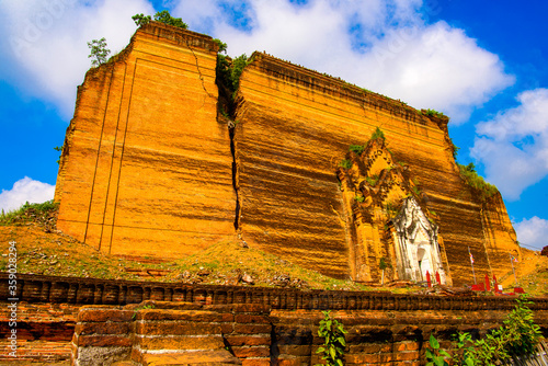 It's Mingun Pahtodawgyi site, is an incomplete monument stupa, begun by King Bodawpaya in 1790