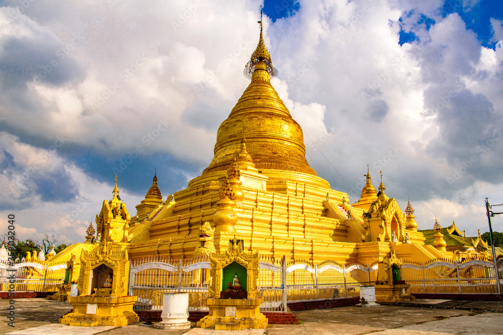 Fototapeta premium It's Kuthodaw Pagoda (Mahalawka Marazein), (Royal Merit), is a Buddhist stupa, in Mandalay, Burma (Myanmar), that contains the world's largest book.