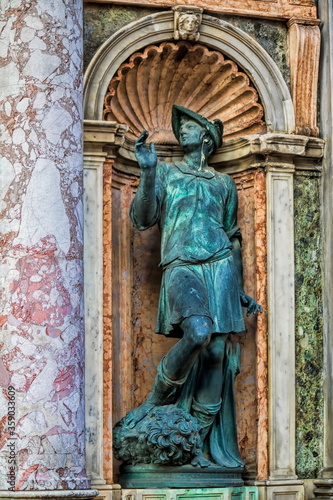 Papier peint venedig, italien - historische statue des merkur an der loggetta am campanile di