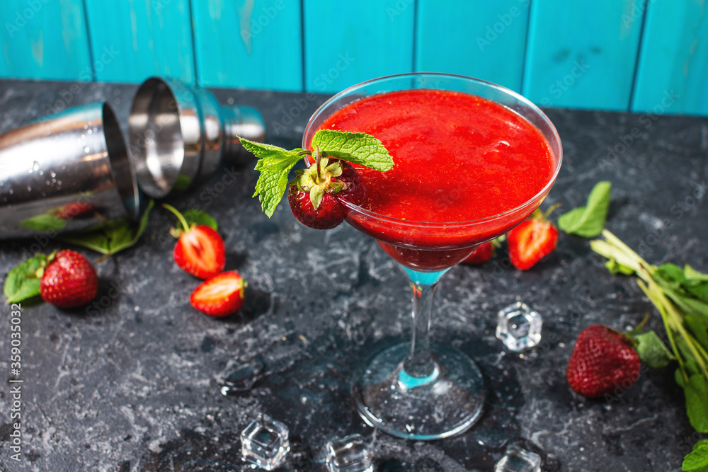 Φωτογραφία Homemade Red Frozen Strawberry Margarita in a Glass