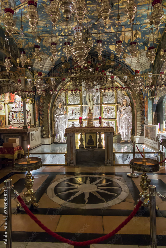 Obraz premium JERUSALEM ISRAEL, January 29, 2020: Golgotha, the place of Jesus' crucifixion within the Basilica of the Holy Sepulcher. Jerusalem.