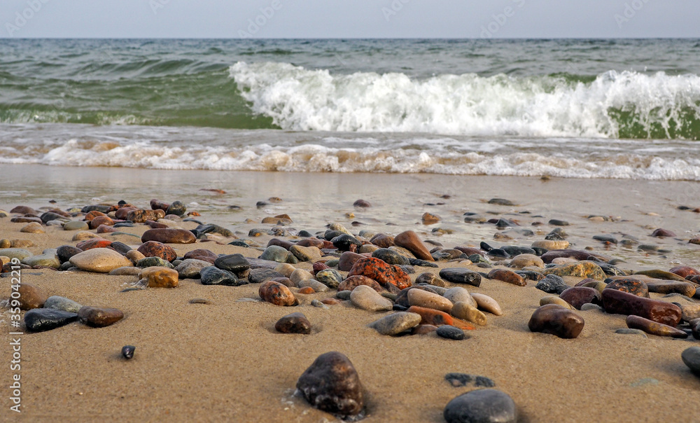 Kleine Steine am Strand mit Wellen
Kleine Steine am Strand mit Wellen