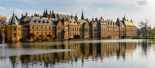 Obraz na płótnie It's The Ridderzaal in Binnenhof with the Hofvijver lake. Meeting place of States General of the Netherlands, the Ministry of General Affairs and the office of the Prime Minister of Netherlands w salonie