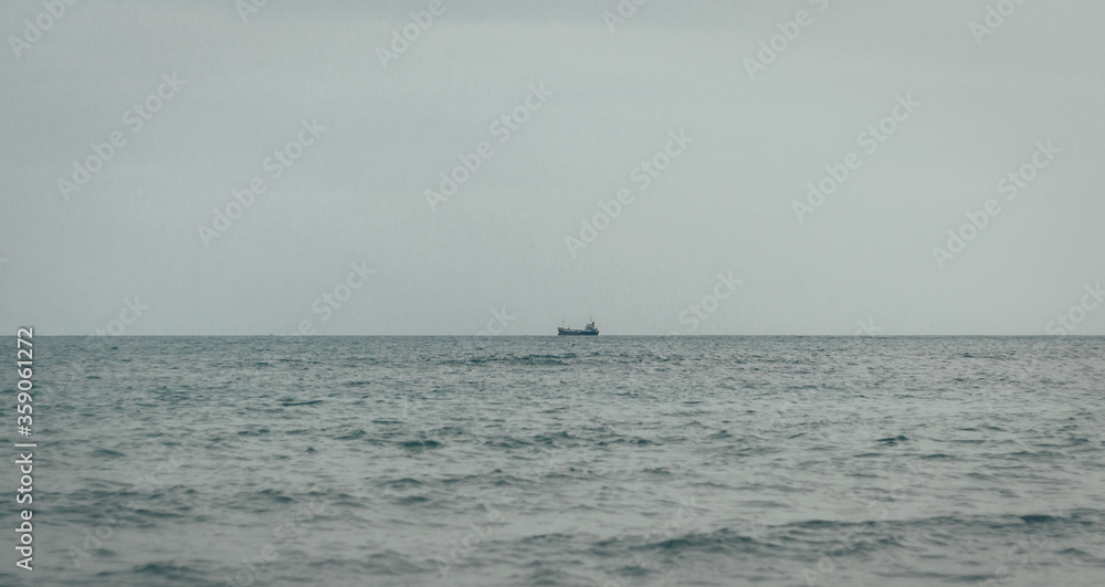 Obraz premium ship and sea horizon