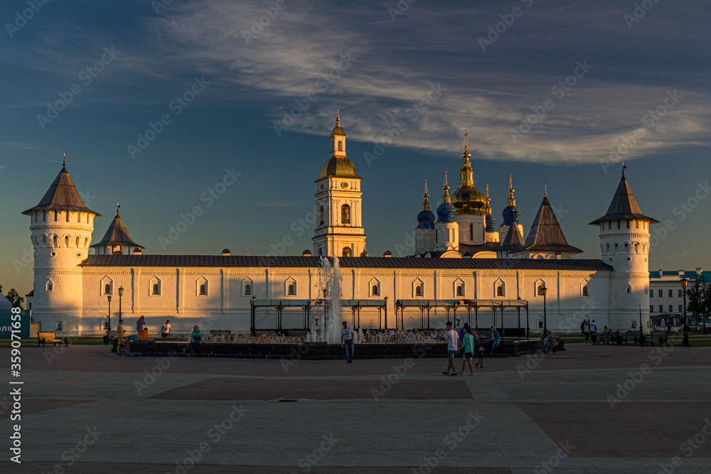 Obraz premium TOBOLSK, RUSSIA - JULY 4, 2018: Gostiny Dvor (merchant yard), bell tower and St. Sophia-Assumption Cathedral at the Kremlin of Tobolsk, Russia
