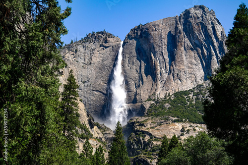 Felsen mit Wasserfall