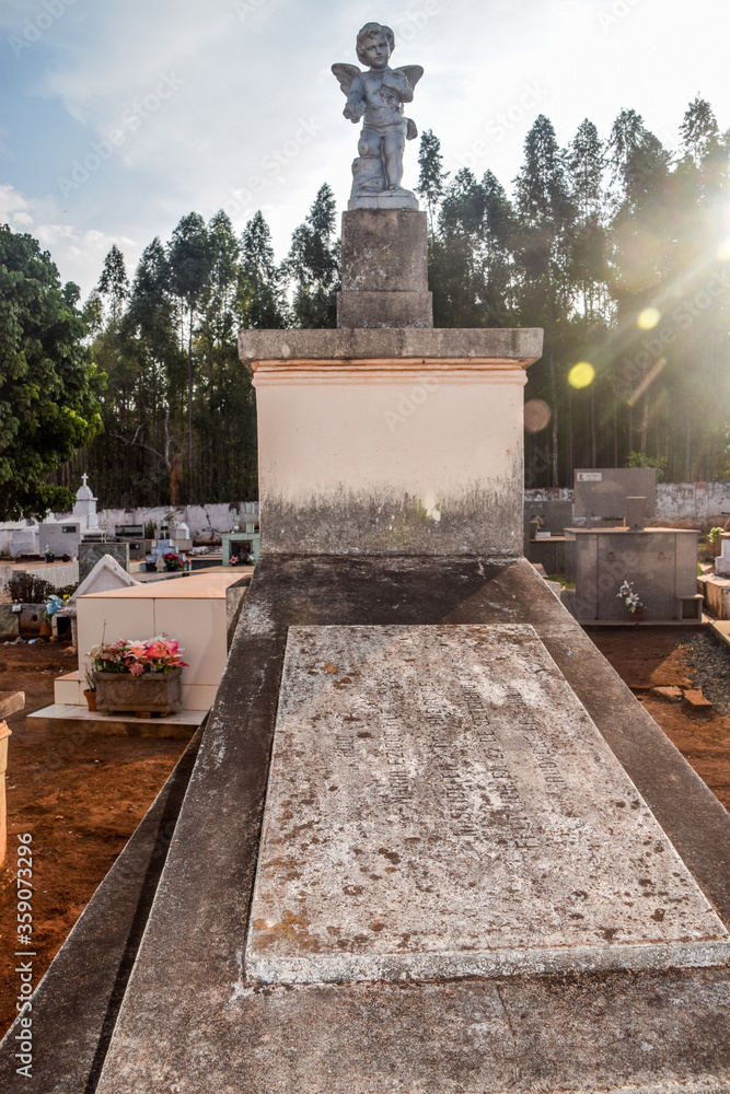 Fototapeta premium A tomb with angel statue
