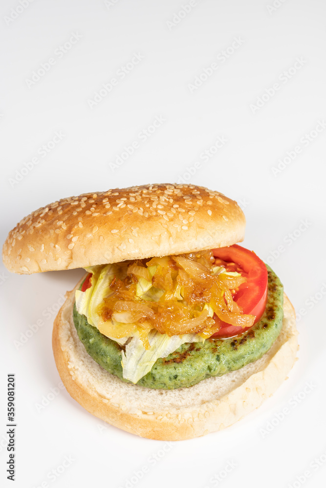 Vegan or vegetarian burger with spinach and potatoes. Healthy low calorie food, nutritious, with antioxidants, rich in folic acid and that improves intestinal transit. Ideal to take care of yourself Vegan or vegetarian burger with spinach and potatoes. Healthy low calorie food, nutritious, with antioxidants, rich in folic acid and that improves intestinal transit. Ideal to take care of yourself
