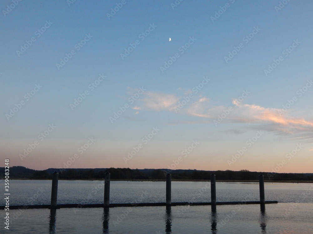 Obraz premium sunset over the river