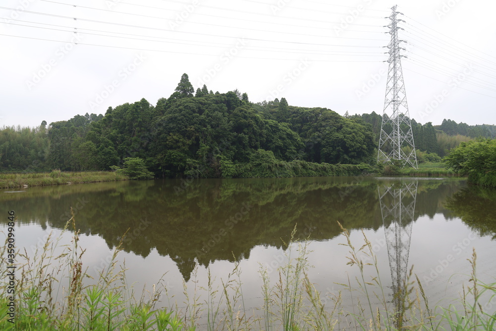 Obraz premium 池の鉄塔