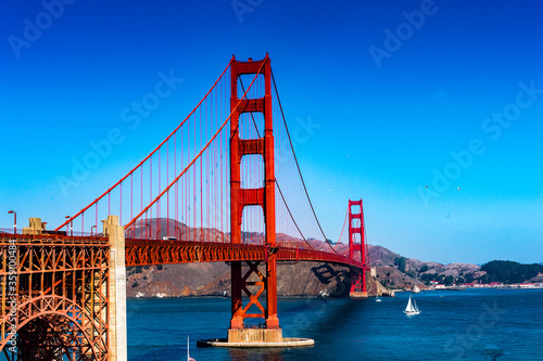 Obraz na płótnie It's Golden Gate Bridge between San Francisco Bay and the Pacific Ocean, San Francisco, California, United States of America w salonie