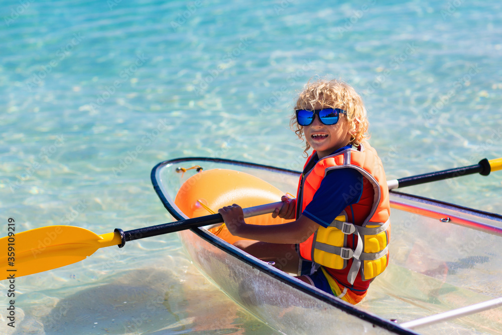 Obraz premium Kids kayaking in ocean. Family in kayak in tropical sea