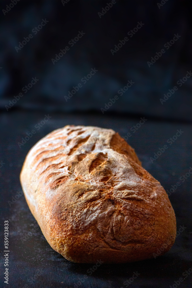 Pan gourmet en fondo negro. Bodegón