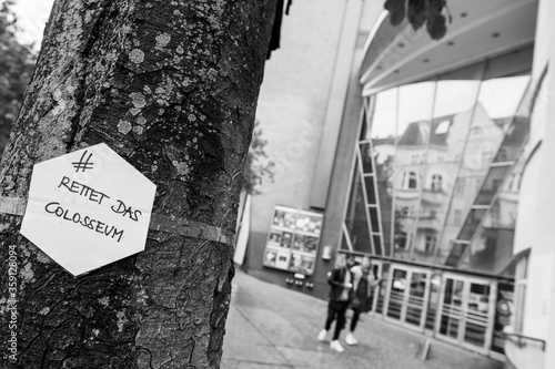 Mitarbeiter des Kinos Colosseum haben Transparente und T-Shirte vor dem Filmtheater Colosseum in Prenzlauer Berg aufgehängt. Sie fordern die Rettung des Kinos. photo