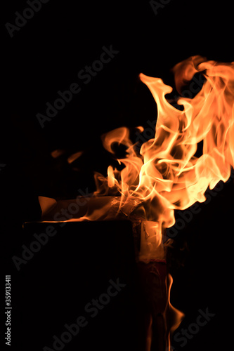 暗闇の夜に燃える炎の形 © zheng qiang