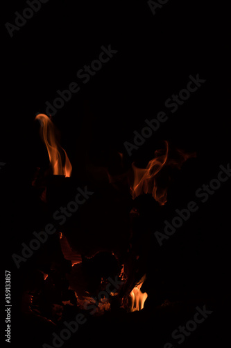 暗闇の夜に燃える炎の形 © zheng qiang