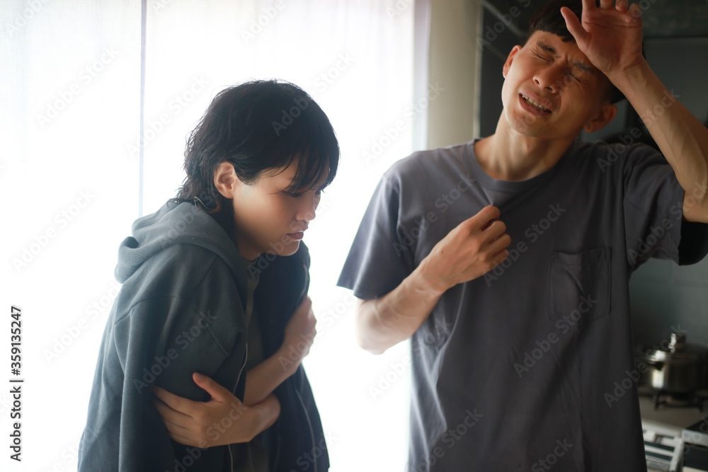 暑がる男性と寒がる女性 暑がる男性と寒がる女性