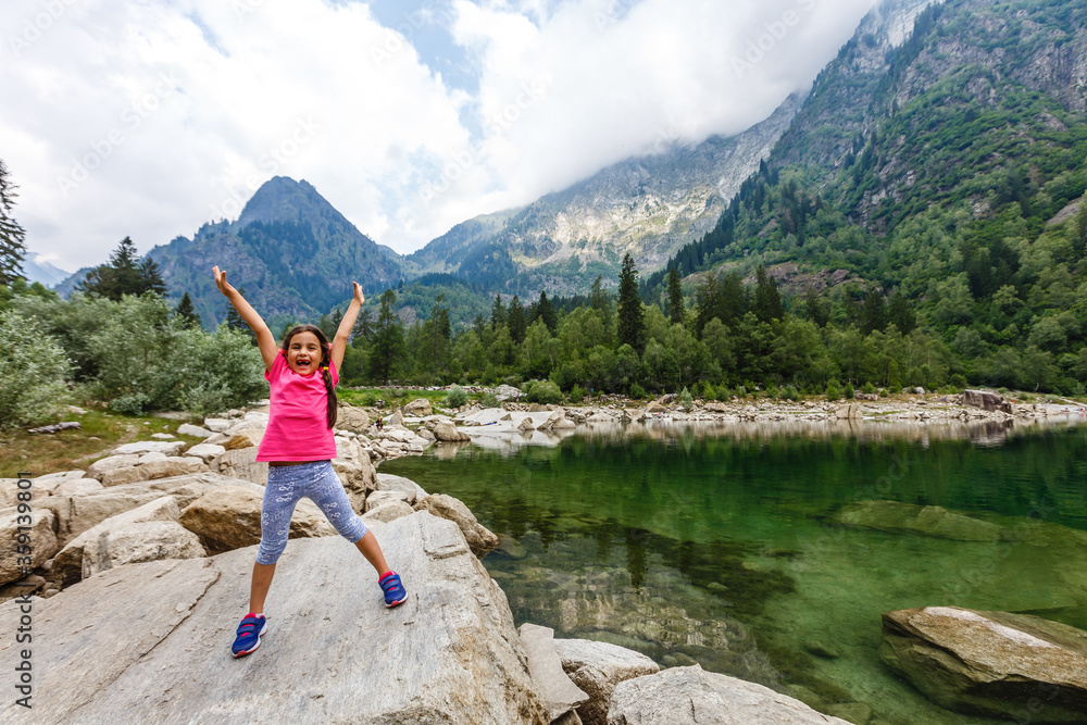 Naklejka premium little girl looking to italy mountains