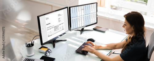 Obraz na płótnie Accountant Using E Invoice Software At Computer