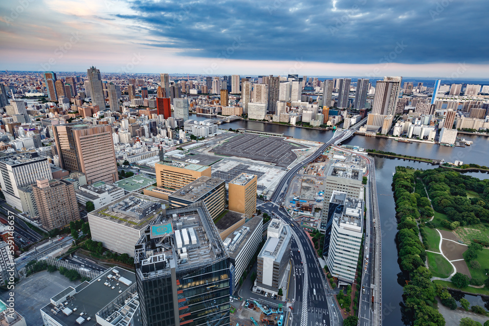 Fototapeta premium 東京の水辺に建つビル群と夕焼けの空