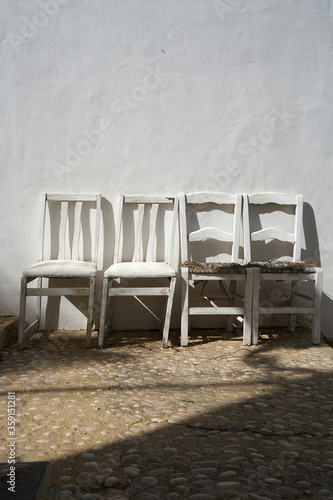 Stühle vor einer weissen Wand