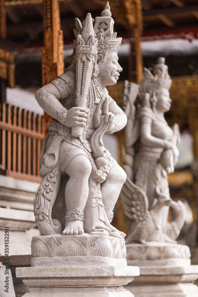 Obraz premium Bali, Indonesia - February, 2020: Holy spring water in temple pura Tirtha Empul inTampak, one of Bali's most important temples, Indonesia