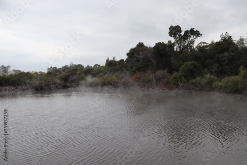 Lac d'eau chaude à Whakarewarewa, Nouvelle Zélande	 photo