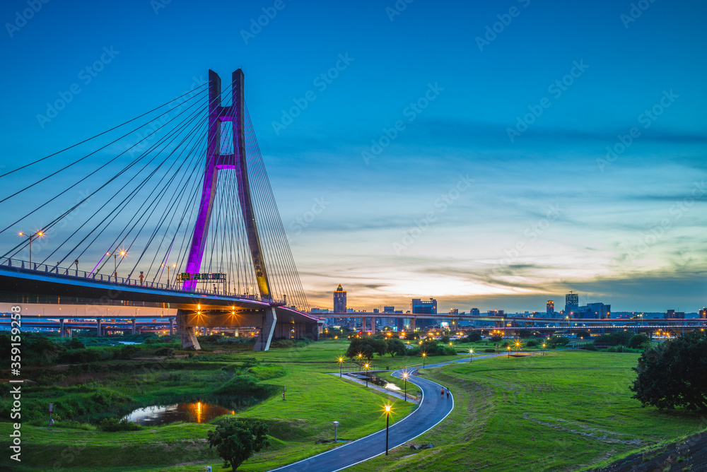 Naklejka premium Nowy Park Metropolitalny w Tajpej (Erchong Floodway Riverside Park). tłumaczenie tekstu na język chiński to „nowy most miejski w Tajpej”