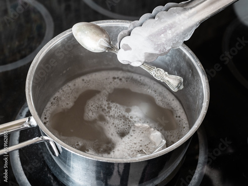 Foto workshop for cleaning tarnished silver with aluminum foil and baking soda - tong