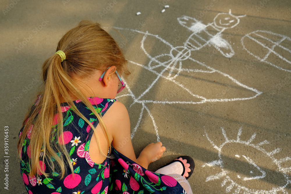Dziewczynka rysująca kredą na chodniku - obrazy, fototapety, plakaty 