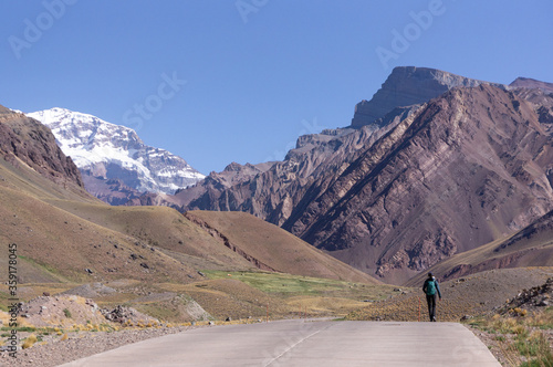 Jeune femme qui randonne sur le mont Aconcagua en Argentine