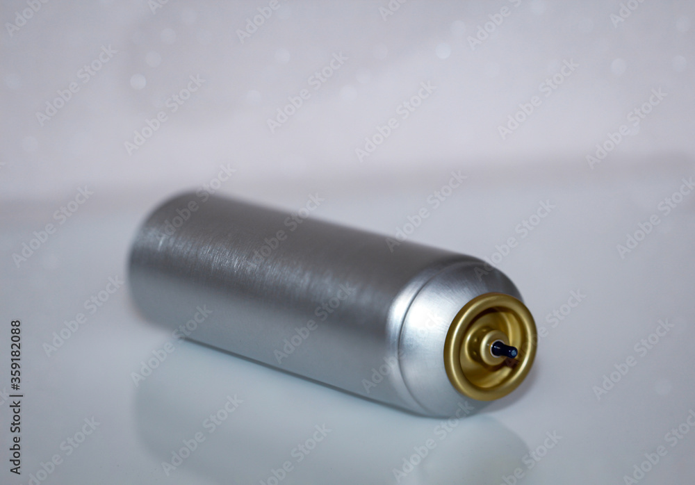 Aufnahme einer Spraydose aus Metall Aufnahme einer Spraydose aus Metall