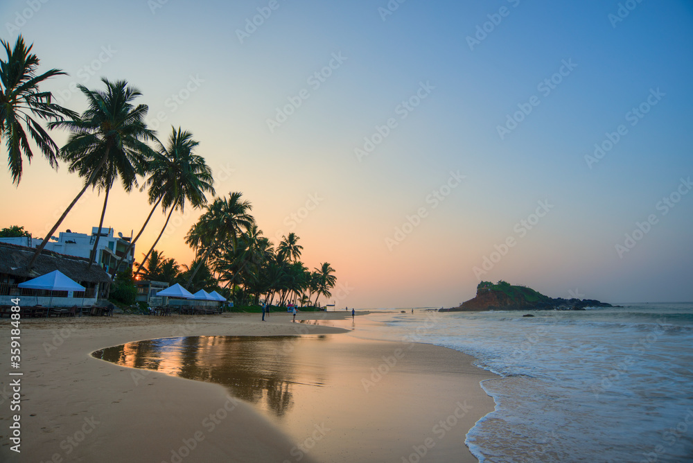 beau lever du soleil sur une plage du sud du Sri Lanka 