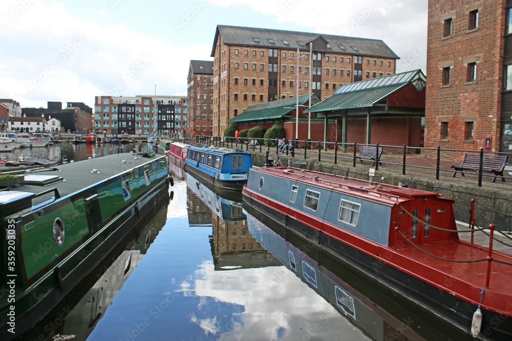 Obraz premium Narrow boats in Gloucester Docks Canal Basin, England