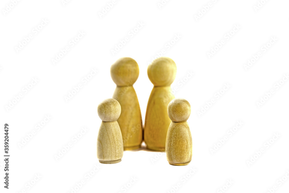 Holzfiguren symbolisieren eine Familie mit zwei Kindern Holzfiguren symbolisieren eine Familie mit zwei Kindern