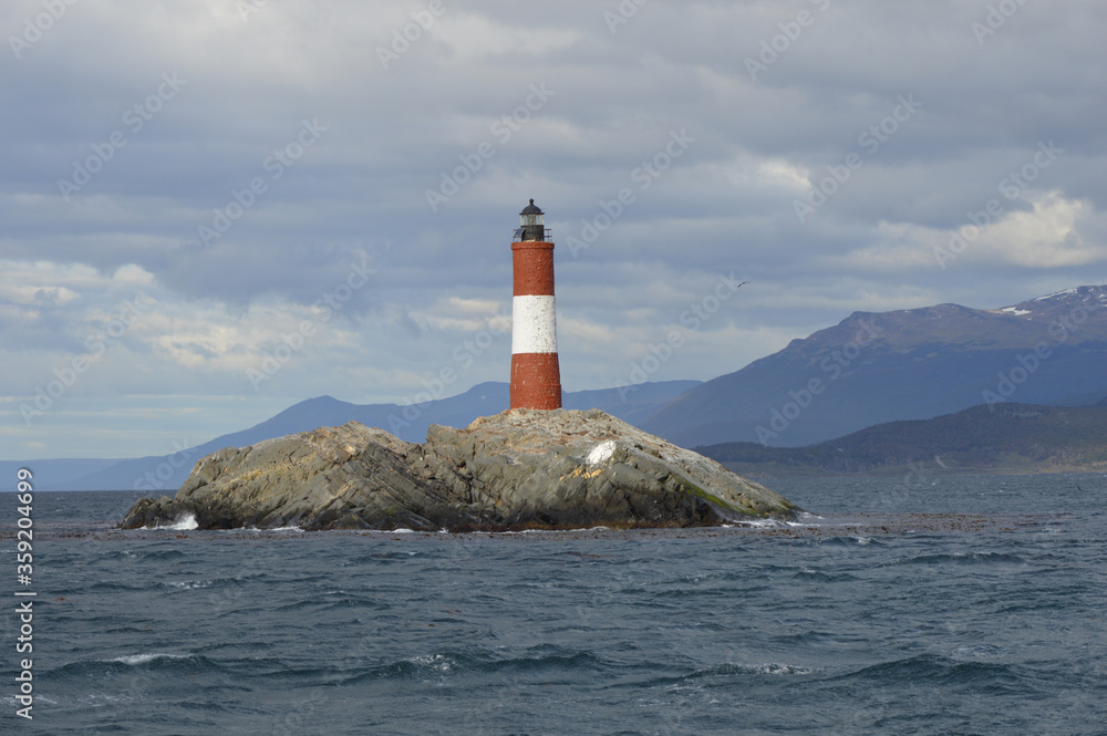 Faro les Éclaireurs en Tierra del Fuego, Argentina. llamado el Faro del Fin del Mundo por su ubicación tan austral Faro les Éclaireurs en Tierra del Fuego, Argentina. llamado el Faro del Fin del Mundo por su ubicación tan austral