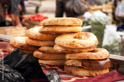 Photos Pile of Non (Naan), a traditional uzbek round flat bread, baked at tandoori oven