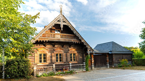 Ansicht eines traditionellen russischen Holzhauses im russischen Quartier von Potsdam, Deutschland photo