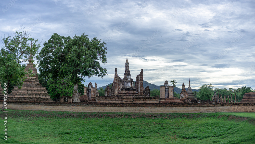 Wat Mahathatat ruins temple, Sukhothai Thailand Wat Mahathatat ruins temple, Sukhothai Thailand
