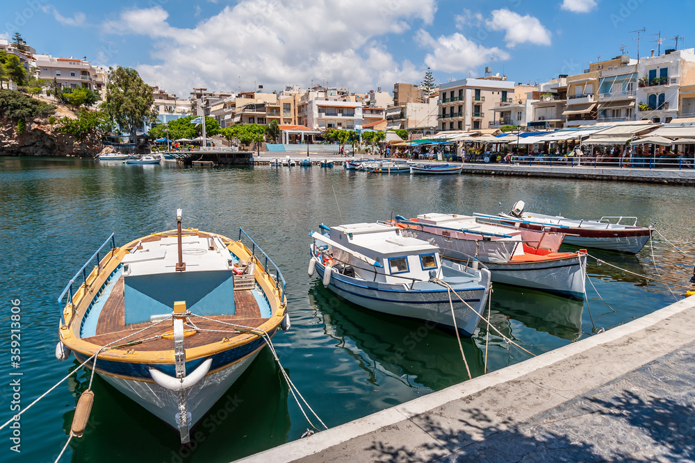 Obraz premium Boats in the port against the background of the city.