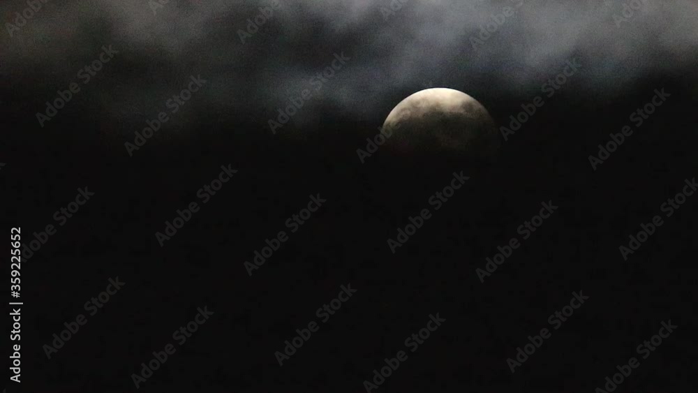 La lune en mouvement un soir de pleine lune La lune en mouvement un soir de pleine lune