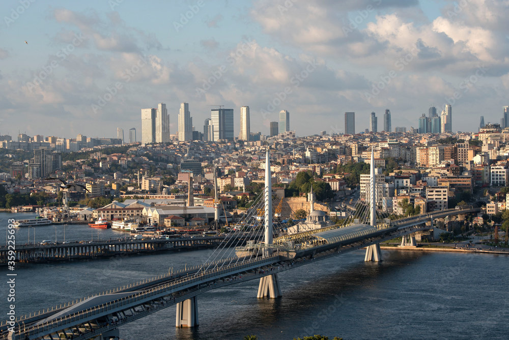 Obraz premium Zachód słońca Widok na most Halic Metro. Most łączy dzielnice Beyoğlu i Fatih po europejskiej stronie Stambułu
