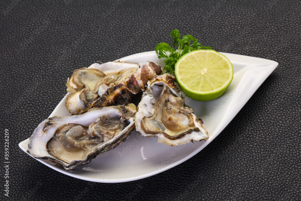 Oysters with lime and parsley Oysters with lime and parsley