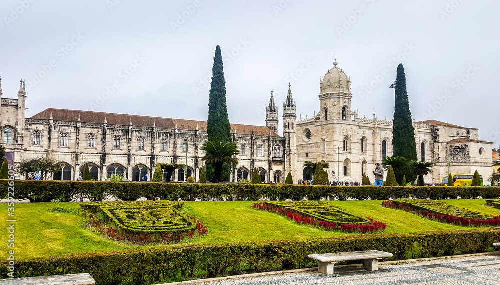  Inner court of the Monastery of Hieronymites (Mosteiro dos Jeronimos). Lisboa, Portugal