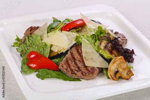 Salad with grilled beef and vegetables