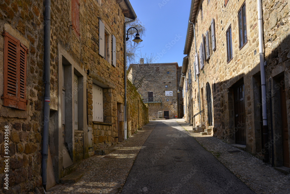 Rue du Mazel vers portail du Besset à Pradelles (43420), Haute-Loire en Auvergne-Rhône-Alpes, France