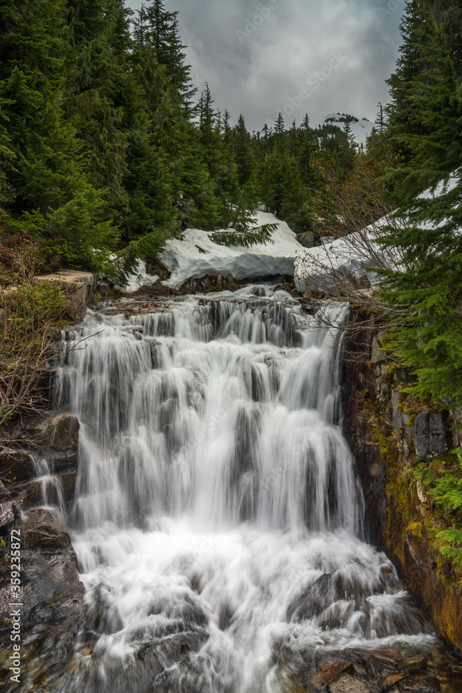 Obraz premium Sunbeam Creek Waterfalls Along Stevens Canyon Road, Mount Rainier National Park