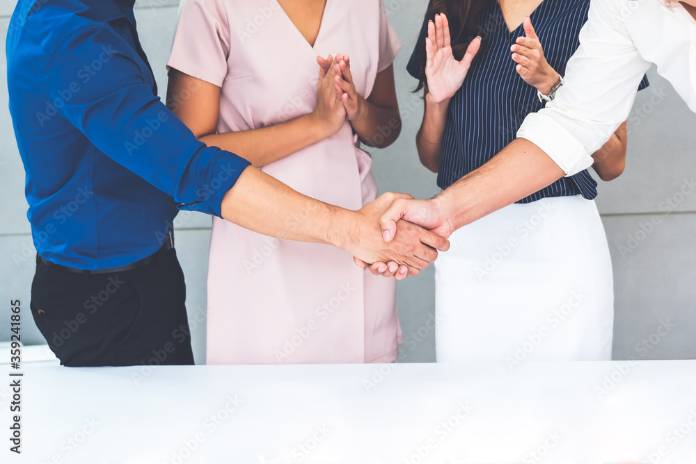 Obraz premium Business men shaking hands showing success in business From working together at workplace, to synergy teamwork concept.