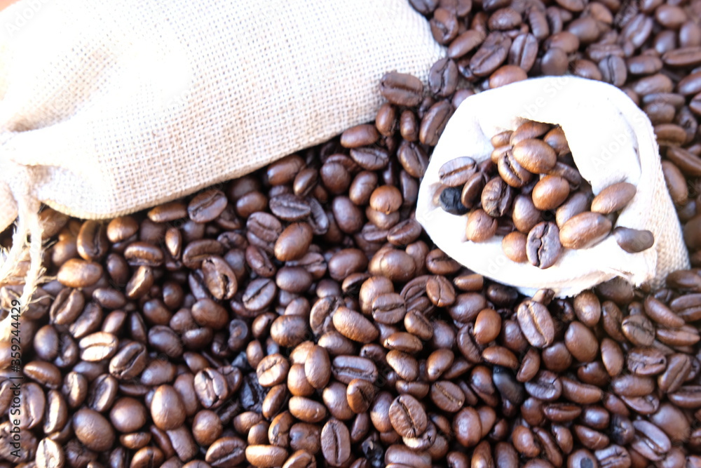 Fototapeta premium close up coffee beans and macro coffee beans on wood table background