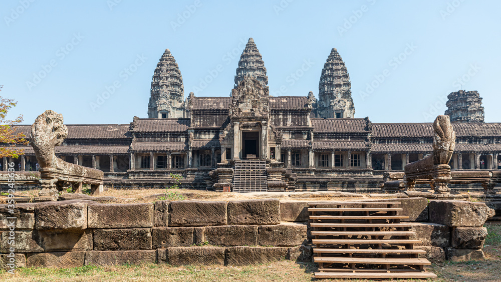 Naklejka premium Iconic view of one of the entrances to the Angkor Wat